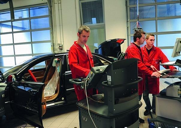 Das Bild zeigt das Sieger Team vom Autohaus Gehlert aus Freiburg bei der geführten Fehlersuche am Audi A8.